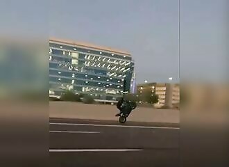 Ce motard fait un jolie roue arrière, et arrive ce qui devait arriver