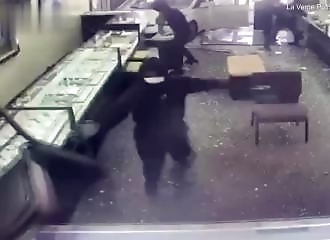 Thieves ram Los Angeles jewelry store, making off with $300,000 worth of merchandise