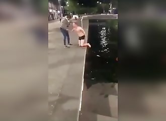 Il saute dans une fontaine et se déchire l'anus (Public averti)