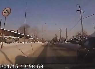 Rouler à pleine vitesse et se faire couper la route