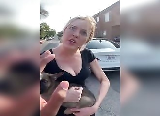 Une femme attaque un homme en lui lançant un chiot