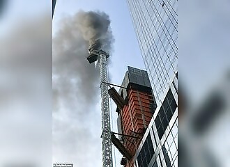 Disaster in Manhattan: a burning crane collapses, injuring six people