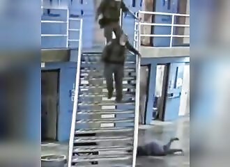 Ce détenu tente de faire croire qu'un surveillant la fait tomber de l'escalier