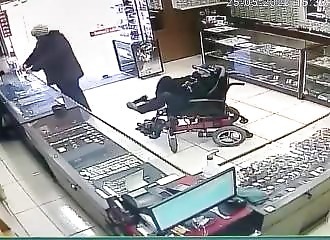 Atteint de paralysie cérébrale et en fauteuil roulant, cela ne l’empêche pas de braquer une bijouterie avec ses pieds (Brésil)
