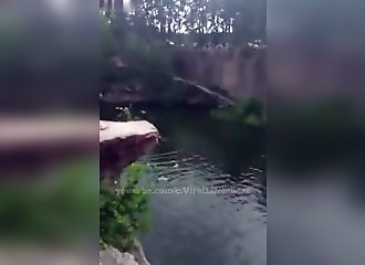 Un homme fait un méchant plat dans l’eau