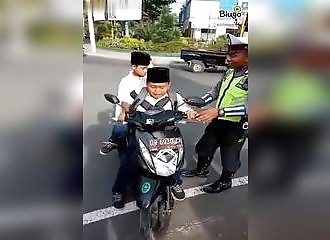 Indonésie : arrêté par la police, un scootériste finit en pleurs 