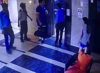 Cet enfoiré frappe les deux personnes qui l'ont fait sortir d'un ascenseur en panne