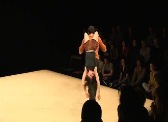 Ce couple se livre à un surprenant numéro de portés acrobatiques