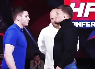 Une conférence de presse avant un match de MMA tourne mal