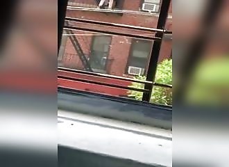 En voulant attaquer un homme au couteau, une femme tombe d’un escalier de secours (New York)