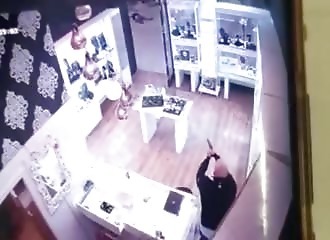 Un gang de voleur tombe sur la mauvaise bijouterie et se font tirer dessus (Public averti)