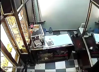 En s’attaquant à cette bijouterie tenue par un vieux, ce braqueur ne s’attendait pas à faire face à autant de résistance