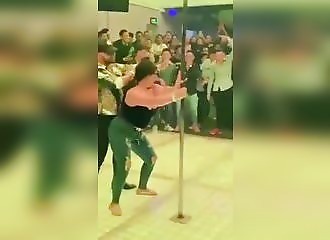 Surpris par sa femme alors qu'il danse avec une autre fille !