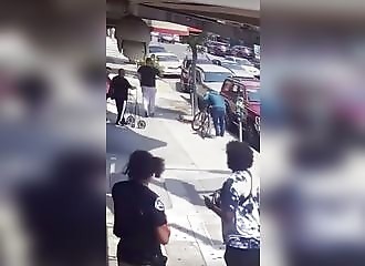 Un passant surprend un car-jacking et intervient