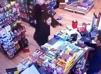 Elle veut se prendre pour la terreur du quartier, mais tombe sur John Wick !