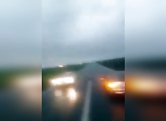 Roumanie : un bus veut traverser une tornade, ça finit mal !