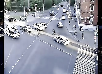 Moscou : des ambulanciers assistent au terrible accident d'un motard
