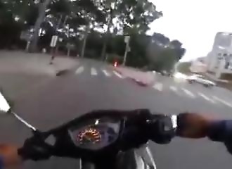 Grosse course-poursuite en scooter entre braqueurs et policiers (Vietnam)