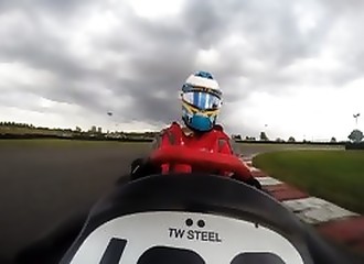 Fernando Alonso donne une grosse leçon à ses amis au karting