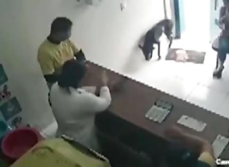 Blessé, un chien errant se rend de lui-même chez le vétérinaire