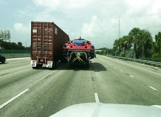 Il croise un speedboat sur l’autoroute