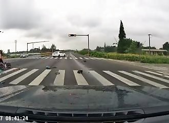 La police grille un feu et percute un motard avant de fuir en chine