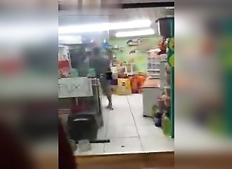 La police découvre une boutique clandestine de vente d’alcool (Brésil)