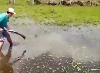 En essayant de tuer un serpent, un homme se tire une balle dans les parties intimes