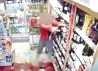 À cause des mesures anti-Covi-19 dans un magasin, une femme devient folle