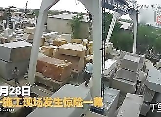 Chine : une pile de blocs de pierre tombe sur un ouvrier