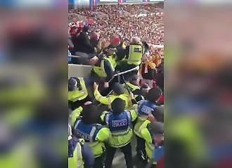 La police tente d'arrêter un fan de foot supposé être raciste, les spectateurs ne l'entendent pas de cette oreille