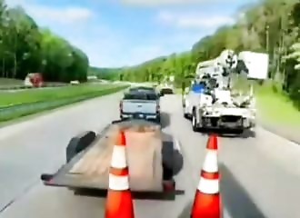A pickup truck overtakes a truck and brakes in front of it: a bad idea