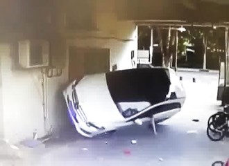 En rentrant chez elle, une automobiliste est victime d’un accident très improbable (Chine)