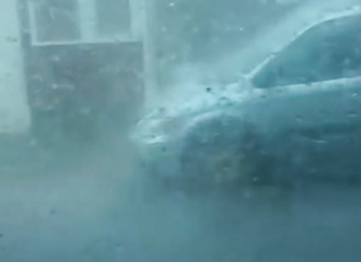 Un postier américain effectue sa tournée lors du passage d’un ouragan…