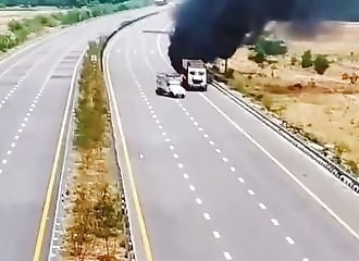 Un motard fonce dans un camion arrêté sur l'autoroute (Public averti)