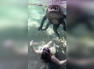 Regardez cette blonde nager sous l'eau !
