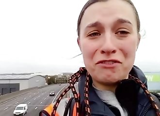 Cette militante ecolo pleure alors qu'elle provoque un embouteillage de 5 heures sur l'autoroute