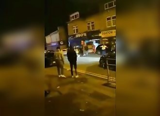 Un homme armé d'une machette se fait percuter par une voiture en Angleterre 