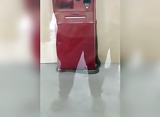 Un énorme serpent se cache dans un distributeur automatique de billets