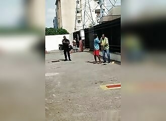 Shock in Rio: Police officer shoots unarmed man in the leg (Warning - shocking)