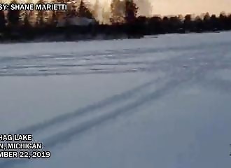 Michigan : il s’extirpe de justesse de son véhicule avant qu’il ne disparaisse dans un lac gelé