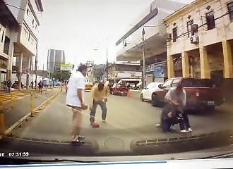 Un voleur se fait percuter par un automobiliste et neutraliser par des passants (Public averti)