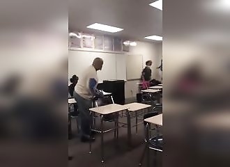 Choc: Un élève jette une chaise dans la tête de son professeur