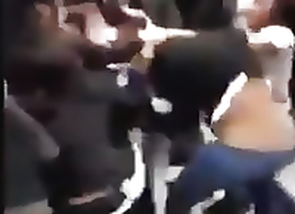 Battu violemment par plusieurs personnes pour être passé devant tout le monde dans un fast food (Public averti)