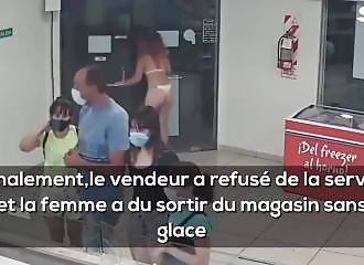 Elle se déshabille pour utiliser sa robe comme masque dans un magasin