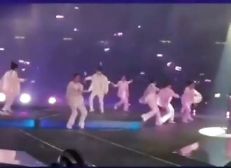 Un écran géant écrase un artiste lors d'un show (Public averti)