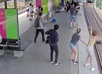 Elle pousse un homme sur les rails du métro parce qu'il est noir