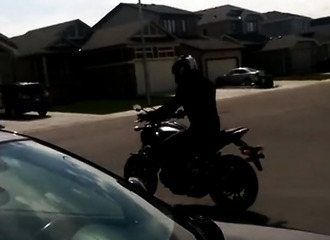 Mais quel boulet ce motard !