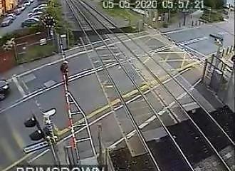 Totalement inconscient, un homme manque de se faire faucher par un train (Londres)