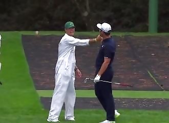 Le golfeur Jon Rahm réussit un coup monstrueux !